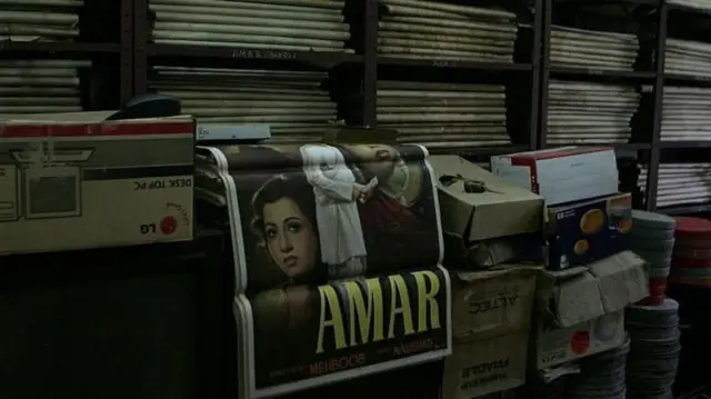 अमर या चित्रपटातून हिंदी सिनेमाच्या इतिहासात पहिल्यांदा एक बलात्कारी नायक आणि त्याचा नीतिमूल्यांसंदर्भातील संघर्ष दाखवण्यात आला होता
