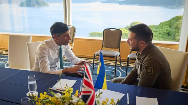 Zelensky (dir) ao lado do premiê britânico Rishi Sunak