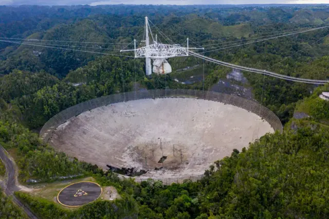 el radio telescopio de arecibo antes de su colpaso en 2020