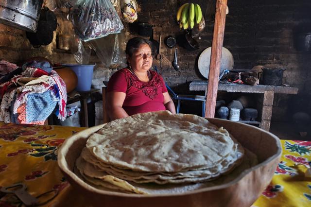 Cecilia na cozinha de casa