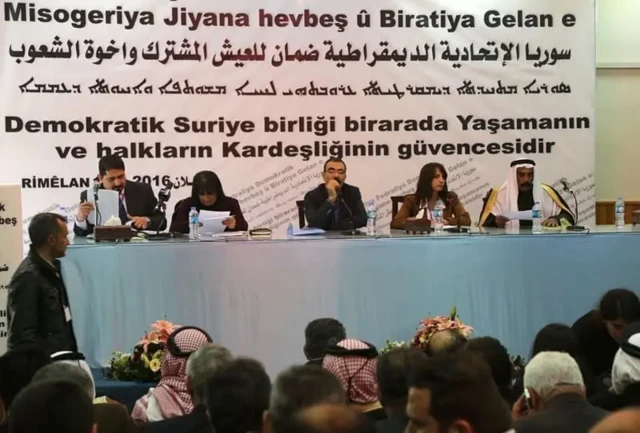 یک نشست با چند سخنران، اتحاد دموکراتیک سوریه