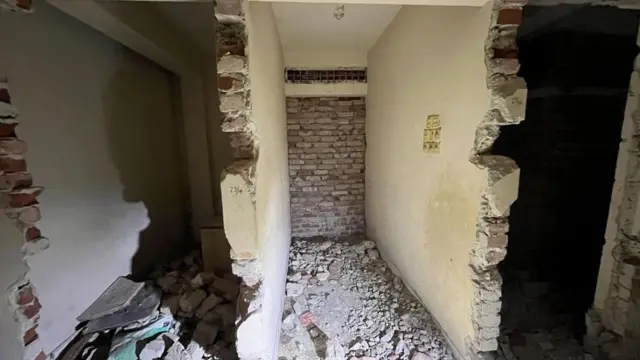 কিছু সেল এত ছোট যে সেখানে সোজা হয়ে দাঁড়ানো অসম্ভব