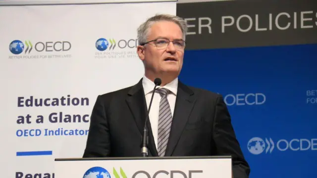 Sekretaris Jenderal OECD Mathias Cormann menyajikan temuan laporan tahunan organisasi mengenai pendidikan