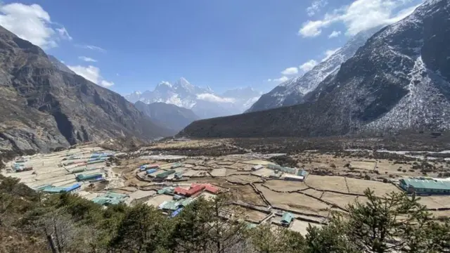 खुम्बु उपत्यकाको थामे गाउँको तस्बिर। पृष्ठभूमिमा हिमालहरू
