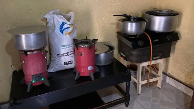 Mukabadege avuga ko gutekesha paleti (ku meza y'ibumoso) bihendutse kurusha gutekesha gaz (iburyo)