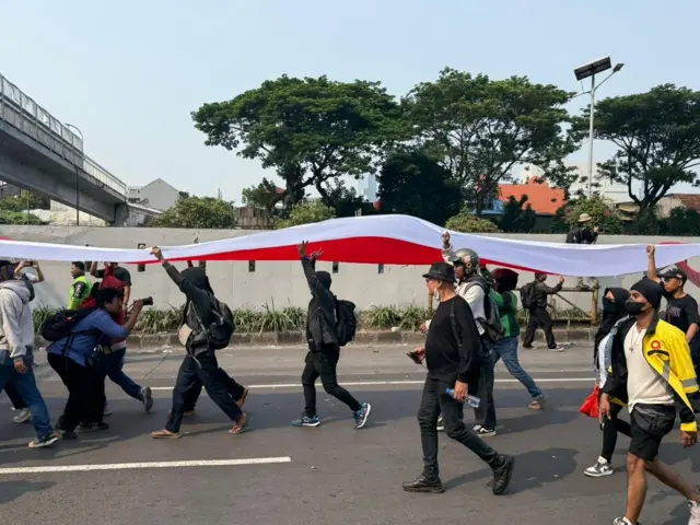 Aksi unjuk rasa yang diawali oleh Aliansi Masyarakat Pati Bersatu (AMPB) di depan Gedung DPR/MPR, Jakarta, Kamis (27/08). Kemudian, ada para pemuda yang turut beraksi usai AMPB menarik diri.