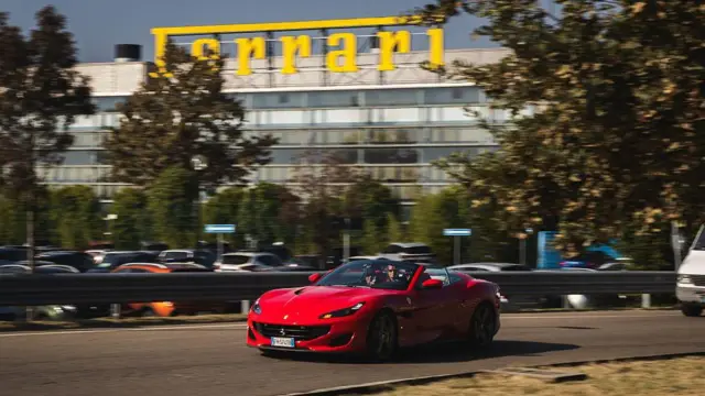 فراری قرمز التریکا در حال حرکت بیرون کارخانه فراری