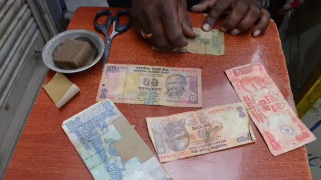 கிழிந்த ரூபாய் நோட்டுகள்