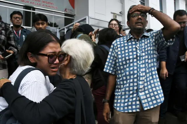 Haris Azhar (kanan) dan mantan Koordinator KontraS Fatia Maulidiyanti (kiri) menemui pendukungnya usai divonis bebas oleh Pengadllan Negeri (PN) Jakarta Timur, Senin (08/01).