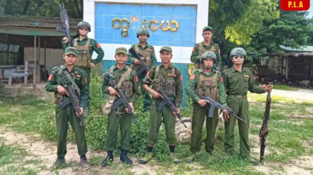 PLA တပ်ဖွဲ့ဝင်တချို့ (ပုံဟောင်း)