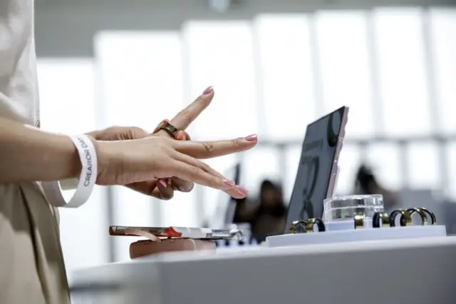 Mujer se prueba un anillo inteligente de Samsung en una presentación en Nueva York.