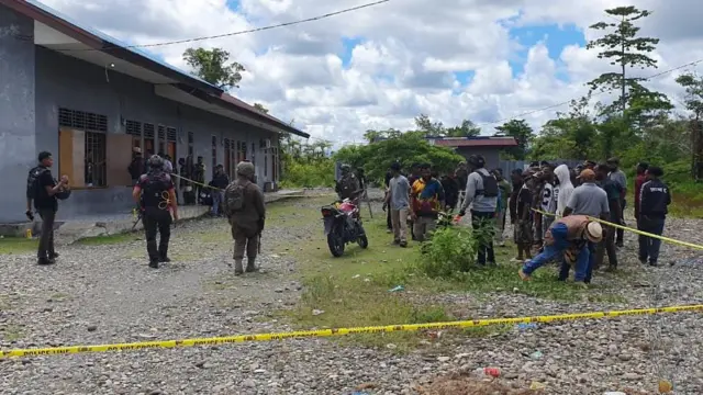 Olah tempat kejadian perkara tertembaknya Yemis Yohame.