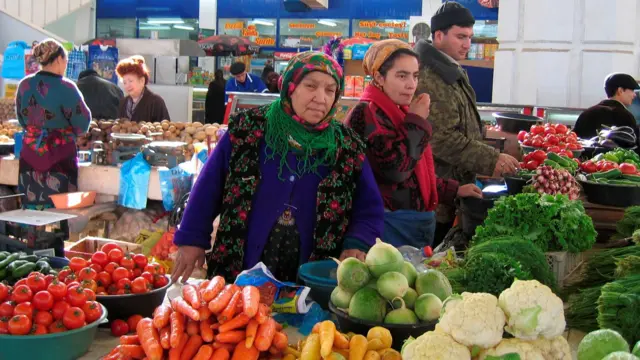 Turkmaniston poytaxti Ashxoboddagi bozor