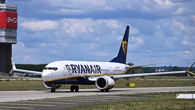 Un avión de Ryanair en una pista de aterrizaje