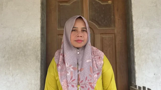 Syarariyah, warga Desa Bumi Harapan, tinggal menunggu waktu untuk digusur dari rumahnya