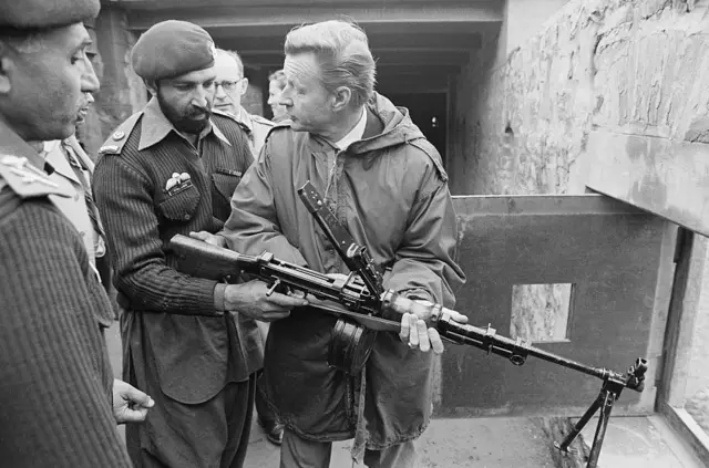 برژینسکی مسلسلی در دست دارد، همراه با نظامیان پاکستان در مرز این کشور با افغانستان