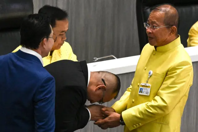 สมาชิกร่วมแสดงความยินดีกับ มงคล สุระสัจจะ หลังได้รับเลือกให้เป็นประธานวุฒิสภาเมื่อ 23 ก.ค. 