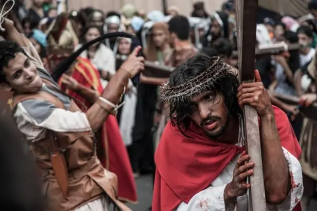 Actores representando el Vía Crucis en Venezuela en 2018.