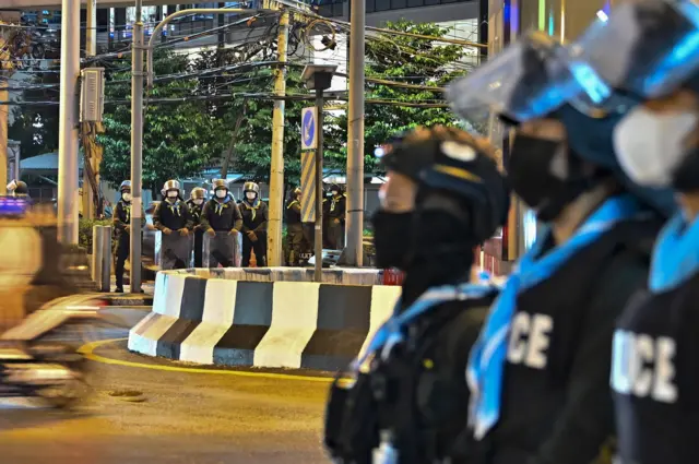 ตร. ใช้ตำรวจราว 20,000 นาย กระจายกำลังกันอารักขาดูแลความปอลดภัยพื้นที่รอบศูนย์ประชุม ที่พำนักของผู้นำ และพื้นที่ใกล้เคียง