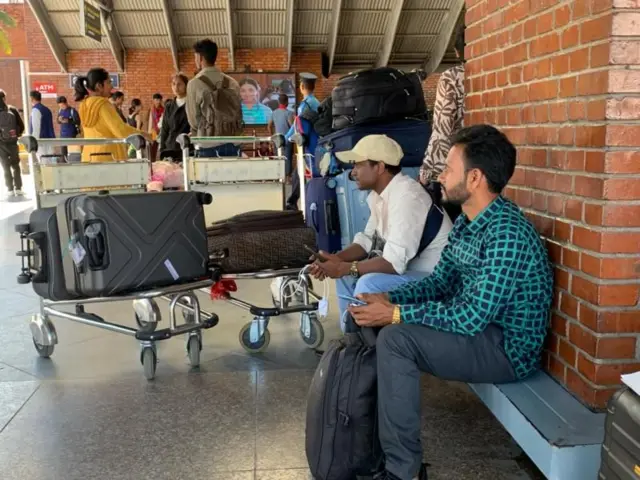 त्रिभुवन विमानस्थलमा नेपाली यात्रु