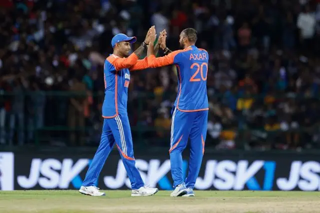 ඒ වන විට ශ්‍රී ලංකා ඉනිමේ ලකුණු පුවරුව දිස්වුයේ ලකුණු 149 කට කඩුලු 03ක් ලෙසයි.