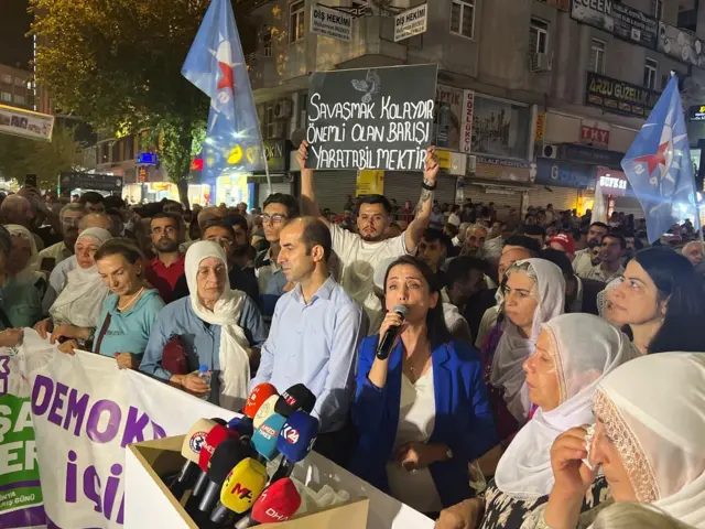 DEM Parti Eş Genel Başkanı Tülay Hatimoğulları, yürüyüşün sonunda Ekinciler Caddesi'nde bir konuşma yaptı
