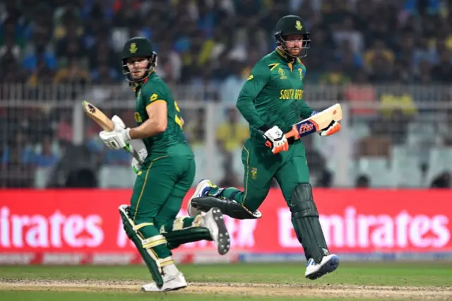 கத்தி போல் இறங்கும் ஆஸ்திரேலியாவின் துல்லியப் பந்துவீச்சு - திணறும் தென் ஆப்பிரிக்கா