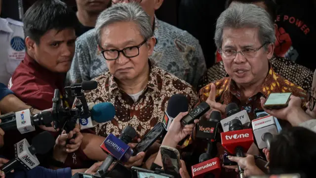 Kuasa hukum Sekjen PDI Perjuangan Hasto Kristiyanto, Todung Mulya Lubis (kanan) dan Maqdir Ismail (kiri) menyampaikan keterangan usai pembacaan sidang putusan di Pengadilan Negeri Jakarta Selatan, Jakarta, Kamis (13/2/2025). 