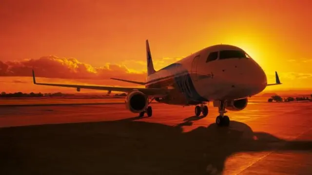 Avião da Embraer na pista