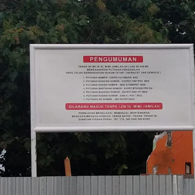 Papan plang yang mengumumkan bahwa tanah tersebut milik Mimi Jamilah. 