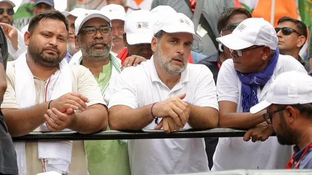 वोटर अधिकार यात्रा के दौरान तेजस्वी यादव, हेमंत सोरेन, राहुल गांधी और अन्य 