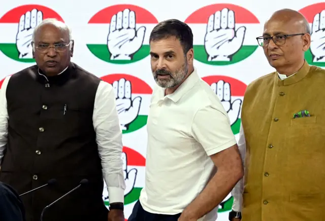 मल्लिकार्जुन खड़गे, राहुल गांधी, अभिषेक मनु सिंघवी