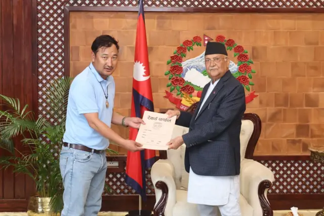 नाम्खा गाउँपालिकाका अध्यक्ष प्रेमबहादुर लामा प्रधानमन्त्री केपी ओलीलाई ज्ञापनपत्र बुझाउँदै