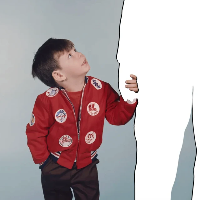 Une illustration montre un petit enfant tenant la main d'un parent sans visage.