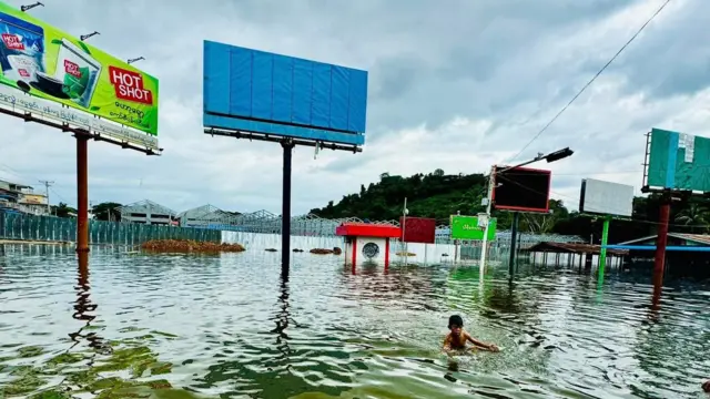 ကရင်နီပြည်နယ်၊ လွိုင်ကော်မြို့ ရေတက်နေတဲ့အခြေအနေ