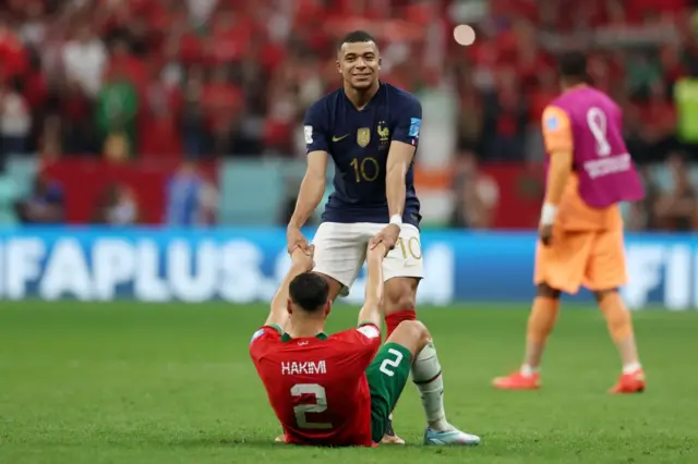 Mbappé relève Hakimi après le match de demi-finale en 2022 au Qatar.