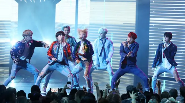 방탄소년단이 무대에서 화려한 퍼포먼스를 선보이고 있다