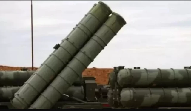 Nidaamka difaaca hawada S-400 ee uu Ruushka farsameeyay