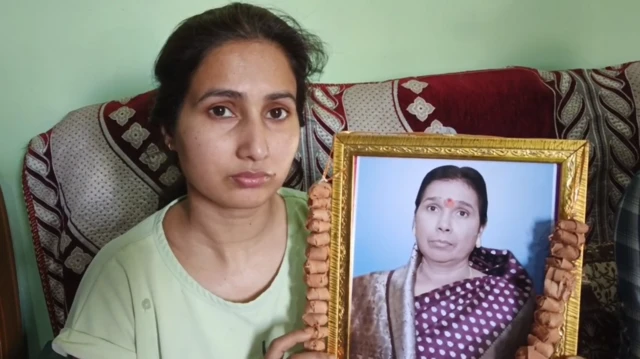 कमलावती की बेटी कविता यादव अपनी मां की तस्वीर के साथ 