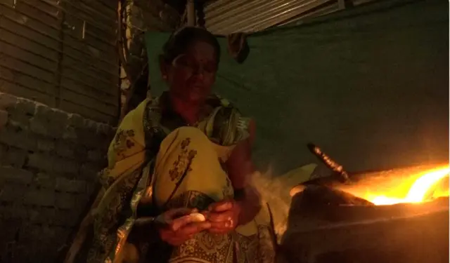 सुनीता यांच्यासारख्या अनेकजणी दिवसा उन्हात काम केल्यावर घरी येतात, तेव्हा त्यांना स्वयंपाकही करावा लागतो. 