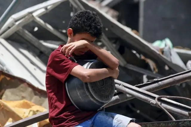 যুদ্ধবিধ্বস্ত গাজায় এক শিশু