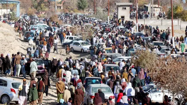 مردان پس از تماشای اعدام علنی یک مرد توسط طالبان در استدیوم فوتبال در گردیز، مرکز ولایت پکتیا، در تاریخ ۱۳ نوامبر ۲۰۲۴، محل را ترک کردند.