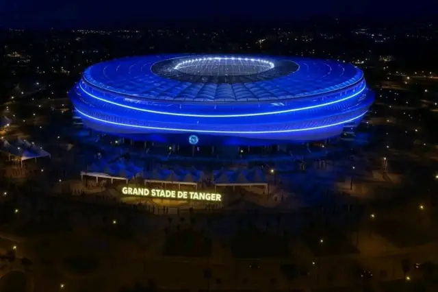 Vue du grand stade de Tanger la nuit