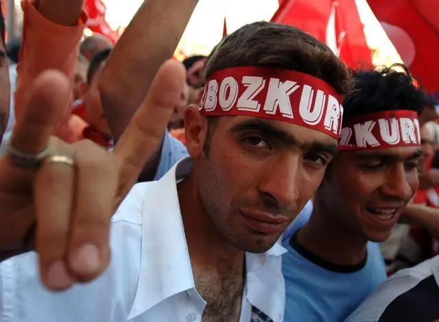 2007 yılında Osmaniye'de MHP'nin mitingine katılan ve bozkurt işareti yapan iki genç 