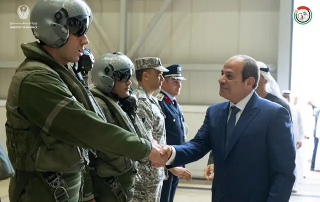 الرئيس المصري عبد الفتاح السيسي أثناء تفقد أفراد القوات المصرية بالإمارات.