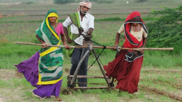 खेत जोतते किसान