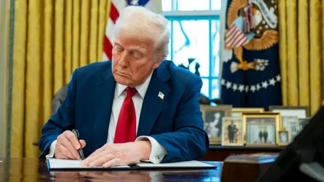 Donald Trump assina ordem executiva na mesa da presidência na Casa Branca