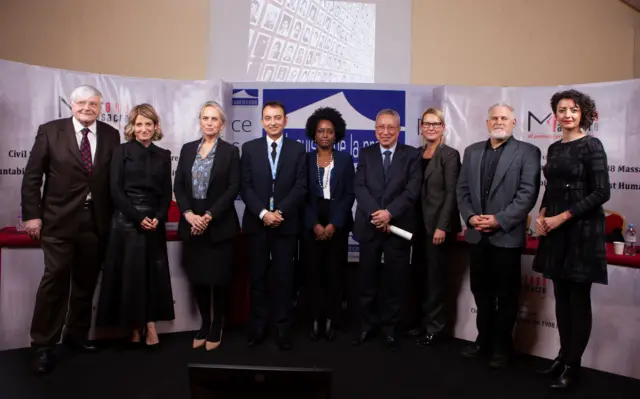 جاوید رحمان در کنار جمعی از حقوقدانان و فعالان حقوق بشر ایرانی و بین‌المللی در کنفرانس عدالت برای قربانیان اعدام‌های سال ۱۳۶۷ در ژنو، سوئیس