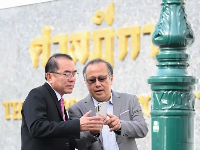 2 หมอ - วรงค์ เดชกิจวิกรม (ซ้าย) ตุลย์ สิทธิสมวงศ์ มาติดตามการไต่สวนทุกนัด