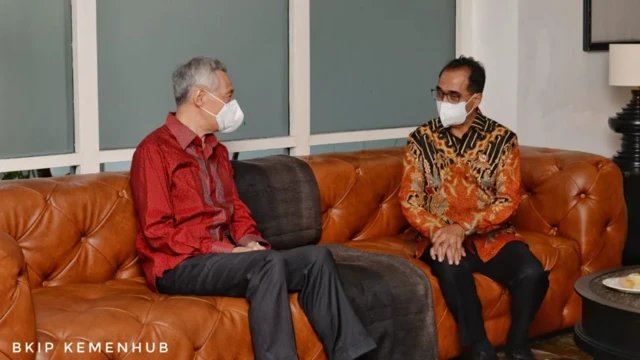 Menteri Perhubungan Budi Karya Sumadi (kanan) di sela pertemuan dengan Perdana Menteri (PM) Singapura Lee Hsien Loong (kiri), di Pulau Bintan, Kepulauan Riau, Selasa (25/1/2022).